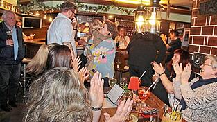 Die Familie gratuliert zuerst: Ehemann Manuel und der zweij&auml;hrige Sohn Theo.