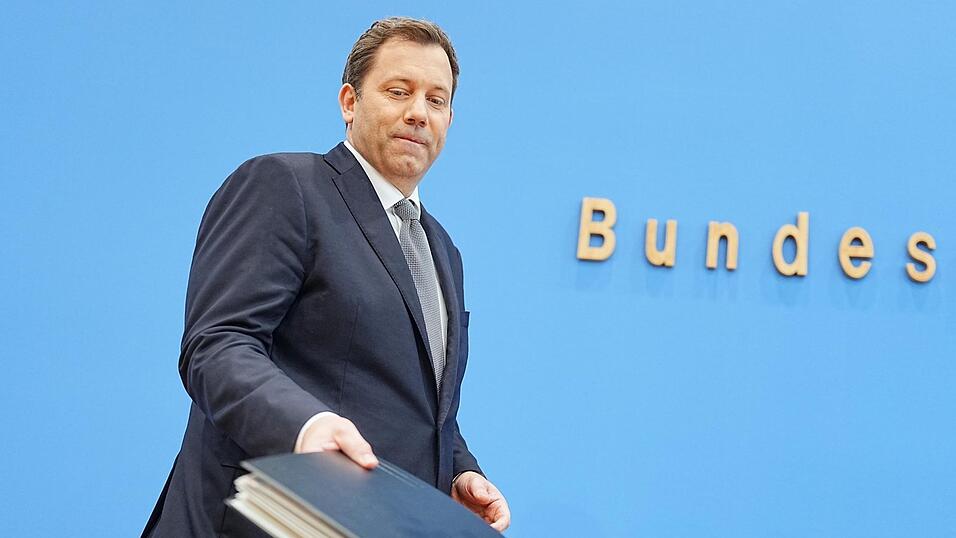Bundesfinanzminister Lars Klingbeil (SPD) setzt nicht nur auf Einsparungen, sondern greift auch in die Rücklagen. Bundesfinanzminister Lars Klingbeil (SPD) setzt nicht nur auf Einsparungen, sondern greift auch in die Rücklagen.
