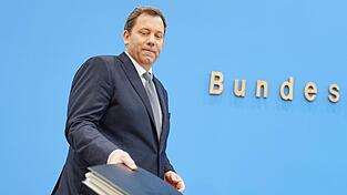 Bundesfinanzminister Lars Klingbeil (SPD) setzt nicht nur auf Einsparungen, sondern greift auch in die R&uuml;cklagen.