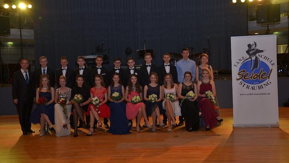 Die Bilder vom Abschlussball der Tanzschule Seidel in der Fraunhofer-Halle am 28. November. Die Bilder vom Abschlussball der Tanzschule Seidel in der Fraunhofer-Halle am 28. November.