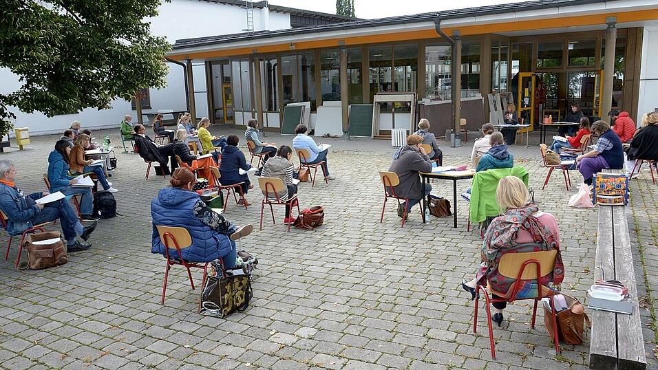 Dienstanfangskonferenz 2020: Das Kollegium kommt im Pausenhof zusammen Dienstanfangskonferenz 2020: Das Kollegium kommt im Pausenhof zusammen