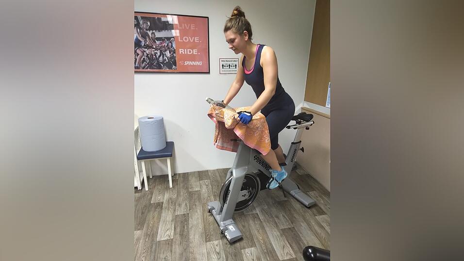 Ganz schön anstrengend: Anna-Lena kann einen Widerstand am Rad einstellen, der bestimmt, wie fest sie in die Pedale treten muss. Ganz schön anstrengend: Anna-Lena kann einen Widerstand am Rad einstellen, der bestimmt, wie fest sie in die Pedale treten muss.