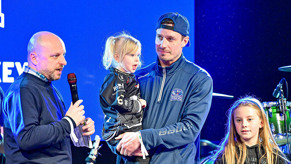 Nicht bloß wegen seiner fast 1000 Spiele, die er in der NHL absolviert hat, eine riesige Verstärkung für die Straubing Tigers: Justin Braun - hier mit seinen Töchtern und Moderator Tobias Welck bei der Saison-Abschlussfeier der Tigers am Samstag. Der 37-Jährige spielt auch in der nächsten Saison für die Niederbayern. Nicht bloß wegen seiner fast 1000 Spiele, die er in der NHL absolviert hat, eine riesige Verstärkung für die Straubing Tigers: Justin Braun - hier mit seinen Töchtern und Moderator Tobias Welck bei der Saison-Abschlussfeier der Tigers am Samstag. Der 37-Jährige spielt auch in der nächsten Saison für die Niederbayern.
