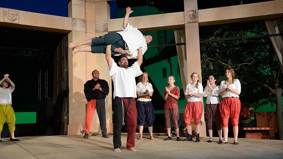 In der Pause hatte die Showtanzgruppe 'Flip Flops' Zeit, ihr ganzes Können zu präsentieren. (Fotos: Ulli Scharrer) In der Pause hatte die Showtanzgruppe 'Flip Flops' Zeit, ihr ganzes Können zu präsentieren. (Fotos: Ulli Scharrer)