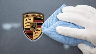 Auf dem Porsche-Wappen prangt das aufsteigende Pferd aus dem Stuttgarter Stadtsiegel. (Archivbild)