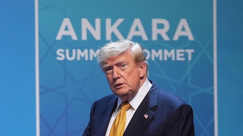 Donald Trump soll beim Nato-Gipfel gesagt haben: „Wir möchten bei euch bleiben.“ Donald Trump soll beim Nato-Gipfel gesagt haben: „Wir möchten bei euch bleiben.“