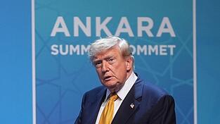 Donald Trump soll beim Nato-Gipfel gesagt haben: „Wir möchten bei euch bleiben.“ Donald Trump soll beim Nato-Gipfel gesagt haben: „Wir möchten bei euch bleiben.“