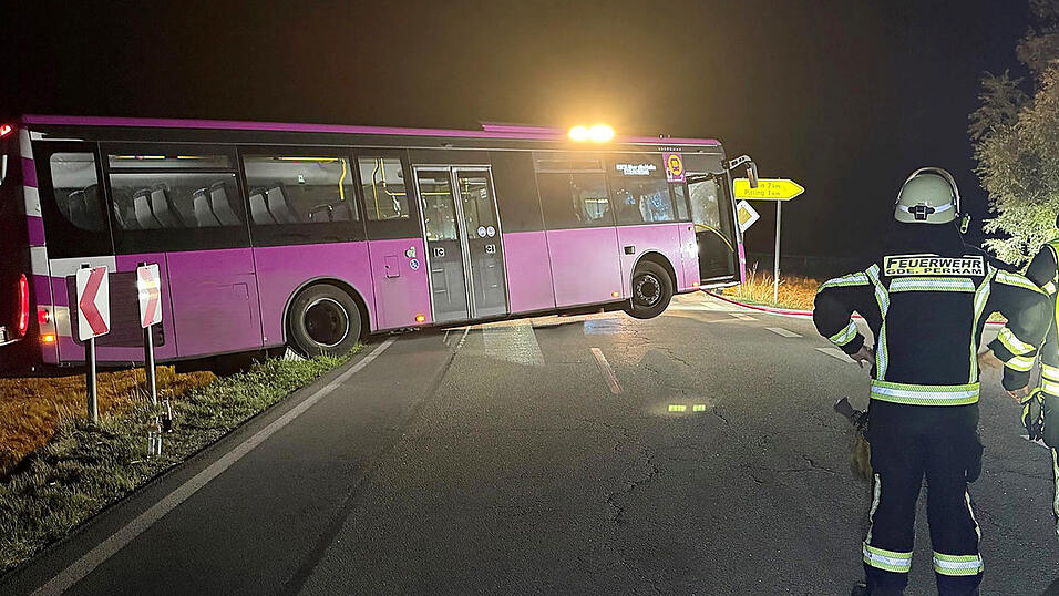 Der lila Bus stand quer auf der Straße. Der lila Bus stand quer auf der Straße.