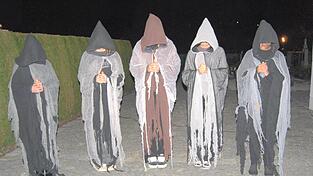 Fünf Irrlichter schwebten durch den Nebel, sie erzählten die Geschichte von den ruhelosen Seelen. Fünf Irrlichter schwebten durch den Nebel, sie erzählten die Geschichte von den ruhelosen Seelen.