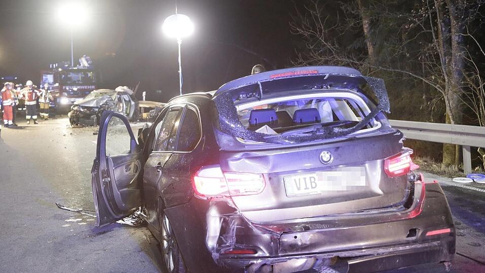 Bei dem Unfall bei Egglkofen wurden mehrere Personen schwer verletzt. Bei dem Unfall bei Egglkofen wurden mehrere Personen schwer verletzt.