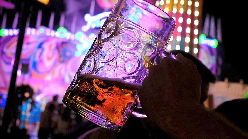 Das Maßkrugorakel für nächstes Jahr wird bereits befragt. Wie wird das Volksfest 2023? Das Maßkrugorakel für nächstes Jahr wird bereits befragt. Wie wird das Volksfest 2023?