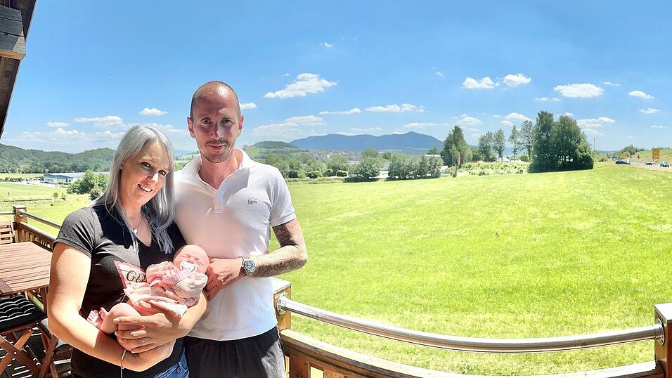 Investor Michael Weber zusammen mit seiner Partnerin Stefanie Nicklas und ihrer gemeinsamen Tochter Lia vor dem 10000 Quadratmeter großen Areal an der Böhmerstraße, auf dem das neue Gewerbegebiet entstehen wird. Damit erfolgt ein Lückenschluss zum ehemaligen Terminal. Die Zufahrt wird in Höhe des 'Fundgrube'-Marktes (etwa Bildmitte im Hintergrund) erfolgen. Investor Michael Weber zusammen mit seiner Partnerin Stefanie Nicklas und ihrer gemeinsamen Tochter Lia vor dem 10000 Quadratmeter großen Areal an der Böhmerstraße, auf dem das neue Gewerbegebiet entstehen wird. Damit erfolgt ein Lückenschluss zum ehemaligen Terminal. Die Zufahrt wird in Höhe des 'Fundgrube'-Marktes (etwa Bildmitte im Hintergrund) erfolgen.