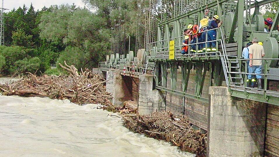 Die Ansammlungen an Treibholz beim Hochwasser im August 2005 f&uuml;hrten dazu, dass sich das Wasser bis zur Isarbr&uuml;cke in Moosburg zur&uuml;ckstaute. Der Wasserdruck auf die eh schon weichen D&auml;mme stieg.