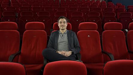 Kinobetreiber Sebastian Wittmann im gr&ouml;&szlig;ten der neun Kinos&auml;le. 52 Besucher haben hier Platz.