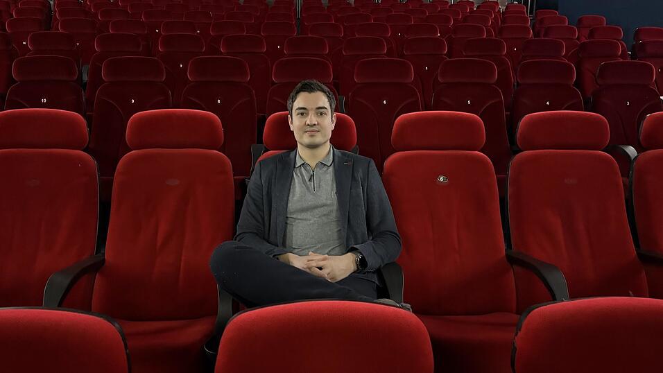 Kinobetreiber Sebastian Wittmann im gr&ouml;&szlig;ten der neun Kinos&auml;le. 52 Besucher haben hier Platz.