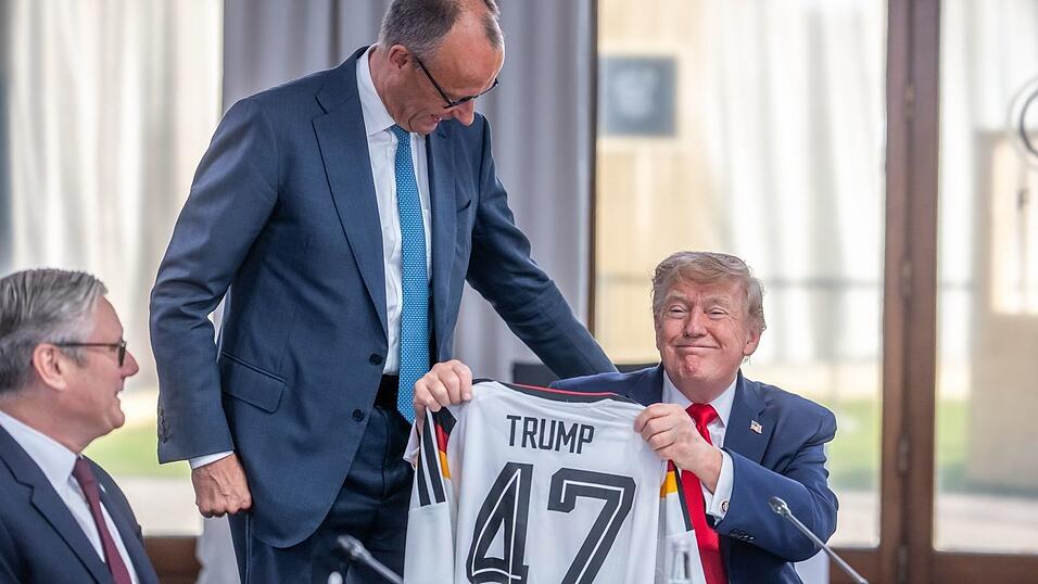 Merz überreicht Trump das Trikot mit der Nummer 47. Merz überreicht Trump das Trikot mit der Nummer 47.