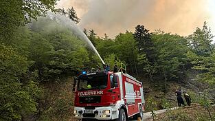 Im Landkreis Traunstein wurde Anfang Mai der Katastrophenfall ausgerufen: Am Saurüsselkopf vernichtete ein Feuer rund 160 Hektar Wald. Im Landkreis Traunstein wurde Anfang Mai der Katastrophenfall ausgerufen: Am Saurüsselkopf vernichtete ein Feuer rund 160 Hektar Wald.