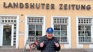 Hobbyfotograf Benni Diemer verbrachte auf eigenen Wunsch einen Tag in der Redaktion und ließ sich das Verlagsgebäude und die Druckerei zeigen. Hobbyfotograf Benni Diemer verbrachte auf eigenen Wunsch einen Tag in der Redaktion und ließ sich das Verlagsgebäude und die Druckerei zeigen.