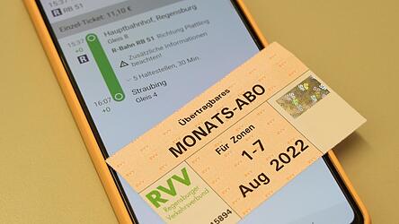 Nur neun Euro kostete das RVV-Abo für die Strecke von Regensburg nach Straubing drei Monate lang. Künftig kostet allein eine Fahrt von Regensburg nach Straubing wieder 11,10 Euro. Noch ist unklar, ob es dabei bleibt.