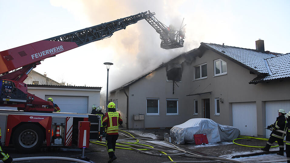 Ein Großaufgebot der Feuerwehr bekämpfte den Dachstuhlbrand. 
