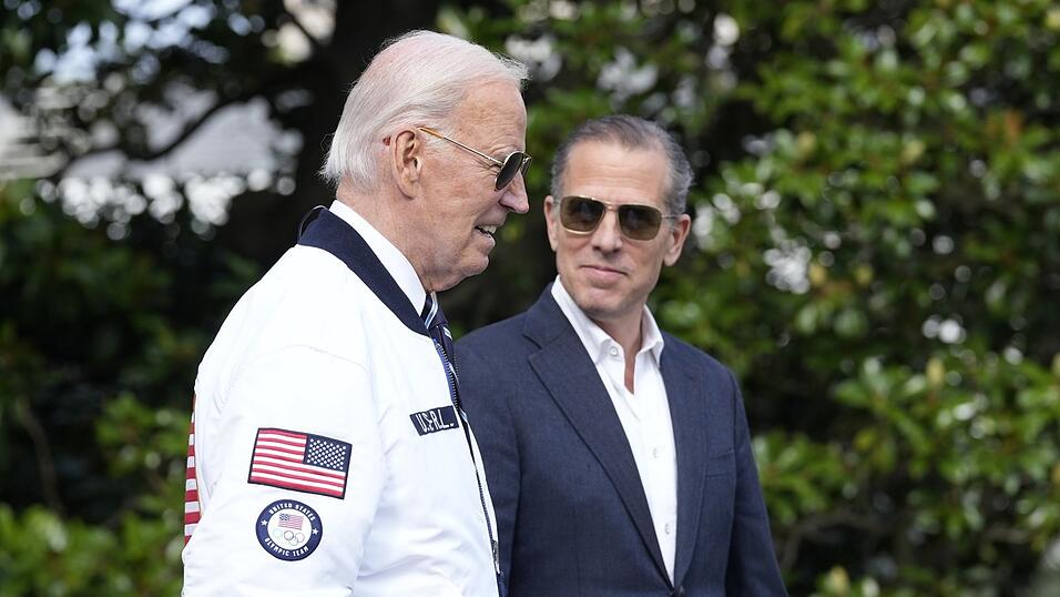 Der scheidende US-Präsident Joe Biden (l.) hat seinen Sohn Hunte entgegen vorheriger Aussagen nun doch begnadigt.