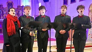 In der Pfarrkirche Schierling gab das Ensemble „Penta Vocalis“, allesamt Schüler des Gymnasiums der Regensburger Domspatzen, ein viel beklatschtes Konzert zum Thema „Beyond Love“. In der Pfarrkirche Schierling gab das Ensemble „Penta Vocalis“, allesamt Schüler des Gymnasiums der Regensburger Domspatzen, ein viel beklatschtes Konzert zum Thema „Beyond Love“.