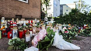 Blumen und Kerzen am Unfallort: In Dinslaken ist die Trauer nach dem Unfalltod zweier Kinder gro&szlig;.
