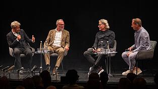 Pierre Littbarski, Karl-Heinz Rummenigge und Toni Schumacher erinnerten sich in München an das dramatische WM-Halbfinale 1982 gegen Frankreich. Pierre Littbarski, Karl-Heinz Rummenigge und Toni Schumacher erinnerten sich in München an das dramatische WM-Halbfinale 1982 gegen Frankreich.