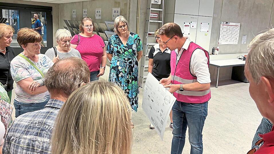 Sven Lahrssen, technischer Leiter der Druckstandorte Straubing und Landshut, zeigt den Besuchern eine Druckplatte.