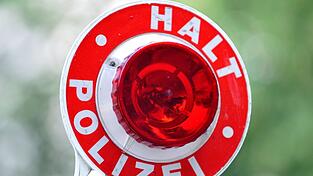 Eine Autofahrerin floh vor der Polizeikontrolle. (Symbolbild)