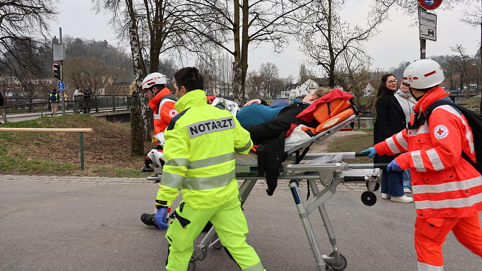 Die Einsatzkräfte mussten sich vor Ort gleich mehreren Herausforderungen stellen, von der Versorgung der Verletzten bis zum Ölaustritt und der Evakuierung der Eishalle. Die Einsatzkräfte mussten sich vor Ort gleich mehreren Herausforderungen stellen, von der Versorgung der Verletzten bis zum Ölaustritt und der Evakuierung der Eishalle.