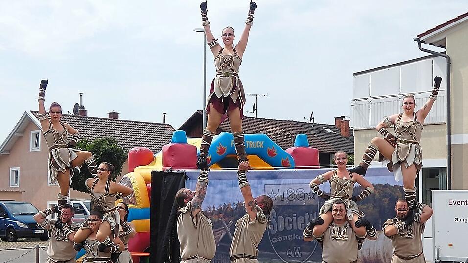 Die Tanzsportgruppe „Society“ begeisterte bei ihrem Showprogramm „Die Häuptlingsprüfung“ mit atemberaubenden Hebefiguren. Die Tanzsportgruppe „Society“ begeisterte bei ihrem Showprogramm „Die Häuptlingsprüfung“ mit atemberaubenden Hebefiguren.