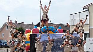 Die Tanzsportgruppe &bdquo;Society&ldquo; begeisterte bei ihrem Showprogramm &bdquo;Die H&auml;uptlingspr&uuml;fung&ldquo; mit atemberaubenden Hebefiguren.