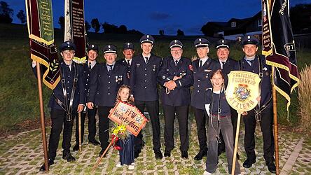 Nach kniffligen Aufgaben waren die Patenschaften der FFW Vorderbuchberg und Neukirchen mit dem Festverein besiegelt.