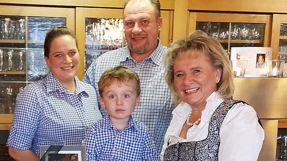 Wieder vereint: Krista Schießl (rechts) sowie Tochter Daniela und Schwiegersohn Dietmar mit dem sechsjährigen Sohn Leon Anton. Wieder vereint: Krista Schießl (rechts) sowie Tochter Daniela und Schwiegersohn Dietmar mit dem sechsjährigen Sohn Leon Anton.