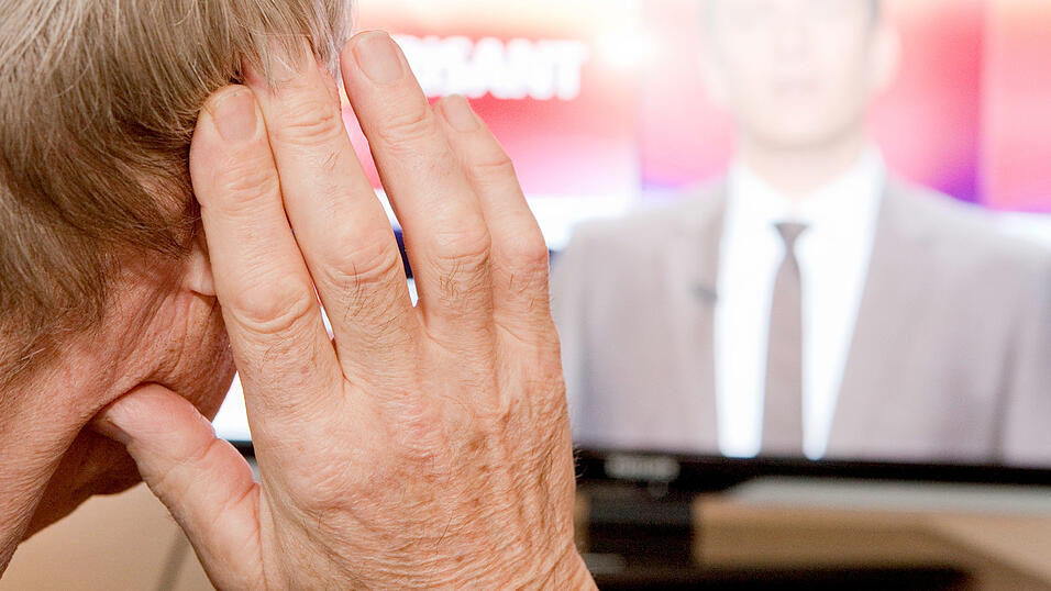 'Was sagt er?'- Viele Menschen hören im Alter zunehmend schlechter. Abfinden muss man sich damit nicht. Es gibt technische und operative Möglichkeiten. 'Was sagt er?'- Viele Menschen hören im Alter zunehmend schlechter. Abfinden muss man sich damit nicht. Es gibt technische und operative Möglichkeiten.