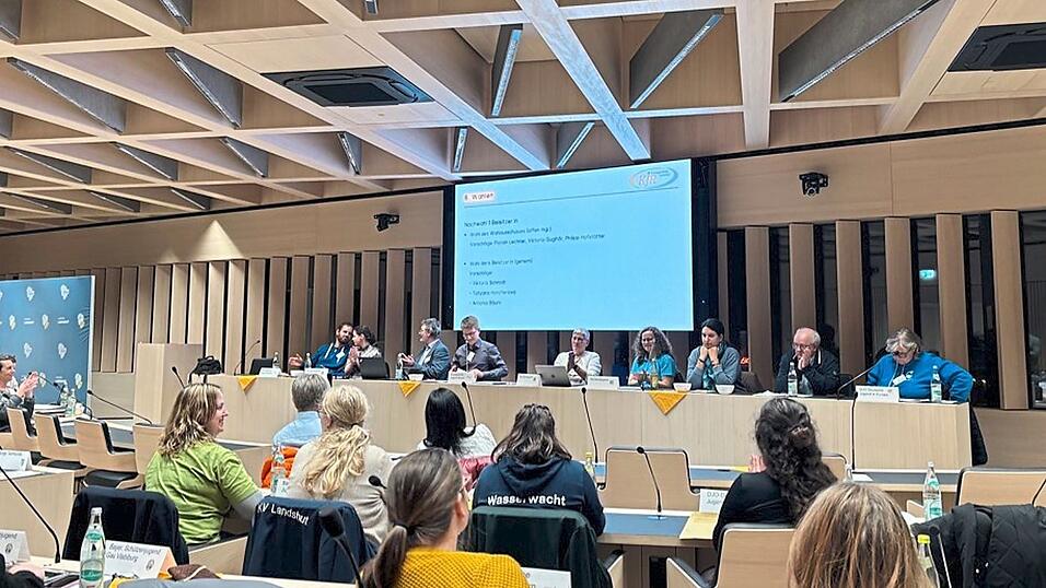 Junge Menschen strömten zur Herbstvollversammlung. Junge Menschen strömten zur Herbstvollversammlung.