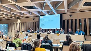 Junge Menschen strömten zur Herbstvollversammlung. Junge Menschen strömten zur Herbstvollversammlung.