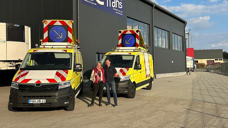 Silvia und Ren&eacute; Venn vor ihren neuen Begleitfahrzeugen. Seit M&auml;rz leiten die beiden als Gesch&auml;ftsf&uuml;hrer eine Firma aus Falkenberg (Landkreis Rottal-Inn), die sich um Genehmigung und Begleitung von Schwertransporten k&uuml;mmert.