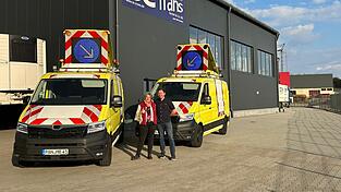 Silvia und Ren&eacute; Venn vor ihren neuen Begleitfahrzeugen. Seit M&auml;rz leiten die beiden als Gesch&auml;ftsf&uuml;hrer eine Firma aus Falkenberg (Landkreis Rottal-Inn), die sich um Genehmigung und Begleitung von Schwertransporten k&uuml;mmert.