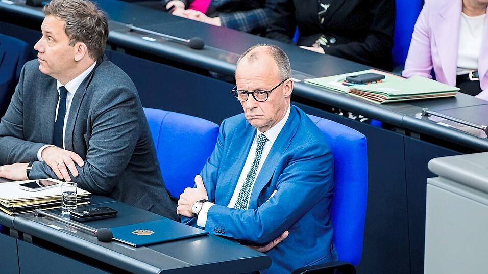 In der Koalition herrscht Unmut: Die SPD wirft Friedrich Merz (r.) vor, nicht ausreichend mit den L&auml;ndern zur Entlastungspr&auml;mie abgestimmt zu haben. Die CDU sagt das Gleiche &uuml;ber Lars Klingbeil.