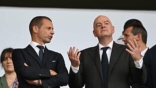 Der Machtkampf der UEFA gegen FIFA-Boss Infantino (r) geht auf juristischem Weg weiter. (Archivbild) Der Machtkampf der UEFA gegen FIFA-Boss Infantino (r) geht auf juristischem Weg weiter. (Archivbild)