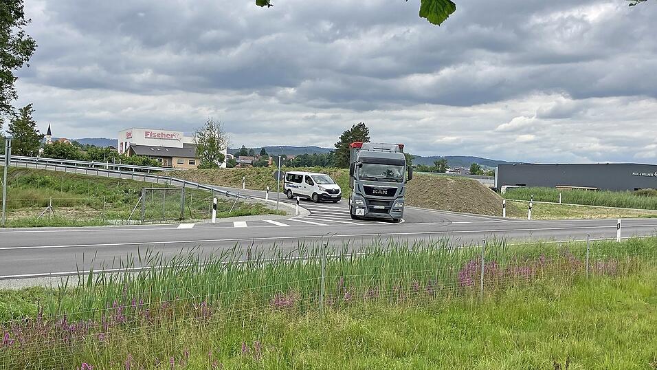 Die neu gestaltete B20-Einfahrt bei Steinach: Der Erdwall verärgert einige Autofahrer, ebenso der engere Einfahrtswinkel. Allerdings wurde für größere Fahrzeuge wie Lastwagen laut Straßenbauamt die bestehende Asphaltfläche bewusst nicht rückgebaut, damit sie überfahren werden kann - so wie der Lastwagen dies gerade auf dem Foto macht. Die neu gestaltete B20-Einfahrt bei Steinach: Der Erdwall verärgert einige Autofahrer, ebenso der engere Einfahrtswinkel. Allerdings wurde für größere Fahrzeuge wie Lastwagen laut Straßenbauamt die bestehende Asphaltfläche bewusst nicht rückgebaut, damit sie überfahren werden kann - so wie der Lastwagen dies gerade auf dem Foto macht.