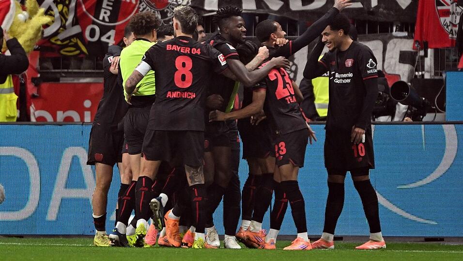 Die Profis von Bayer Leverkusen durften im Derby gegen Köln jubeln. Die Profis von Bayer Leverkusen durften im Derby gegen Köln jubeln.