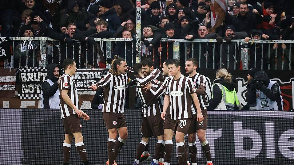 Erl&ouml;send: St. Paulis Spieler feiern das 2:0 gegen den VfB.