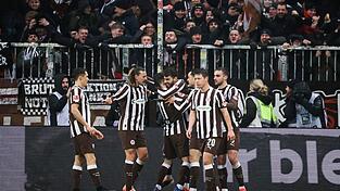 Erl&ouml;send: St. Paulis Spieler feiern das 2:0 gegen den VfB.