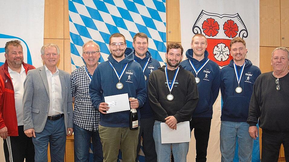 Bei der Siegerehrung (v.l.): Lothar Eismann (Bundesbeauftragter Fu&szlig;balltennis), zweiter B&uuml;rgermeister Georg Hadersdorfer, Erwin Weikl, Paul Held, Andreas Spendel, Jakob Held, Tobias Spendel, Marcel Dischler und RGSV-Pr&auml;sident Martin Hofmair (zugleich Landesfachwart Fu&szlig;balltennis in Bayern).