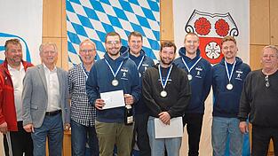 Bei der Siegerehrung (v.l.): Lothar Eismann (Bundesbeauftragter Fu&szlig;balltennis), zweiter B&uuml;rgermeister Georg Hadersdorfer, Erwin Weikl, Paul Held, Andreas Spendel, Jakob Held, Tobias Spendel, Marcel Dischler und RGSV-Pr&auml;sident Martin Hofmair (zugleich Landesfachwart Fu&szlig;balltennis in Bayern).