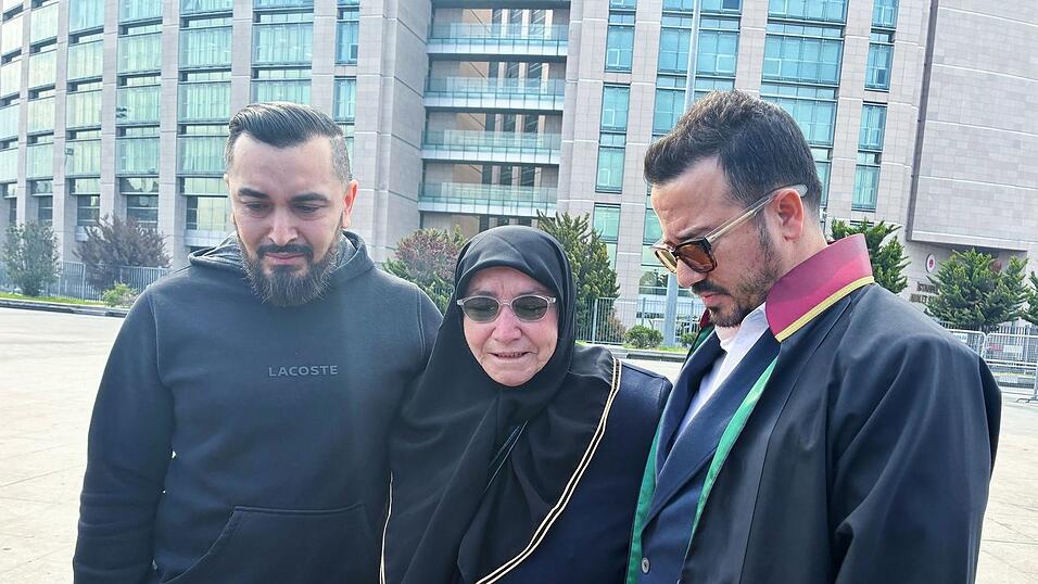 Die Hinterbliebenen der in Istanbul verstorbenen Familie aus Hamburg sind zum Prozessauftakt in Begleitung ihres Anwalts Yasar Balci (rechts) erschienen.