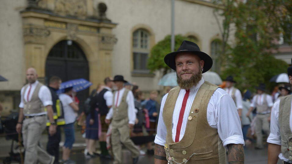 Zahlreiche Musik- und Trachtengruppen zogen nach dreij&auml;hriger Pause am Freitagabend zum Festplatz Am Hagen.&nbsp;